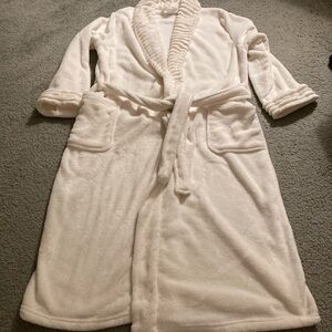 Woman’s long white robe L/XL